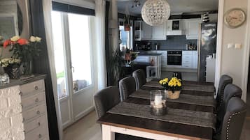 Villa, 4 Bedrooms, Private Pool, Garden View | Dining room