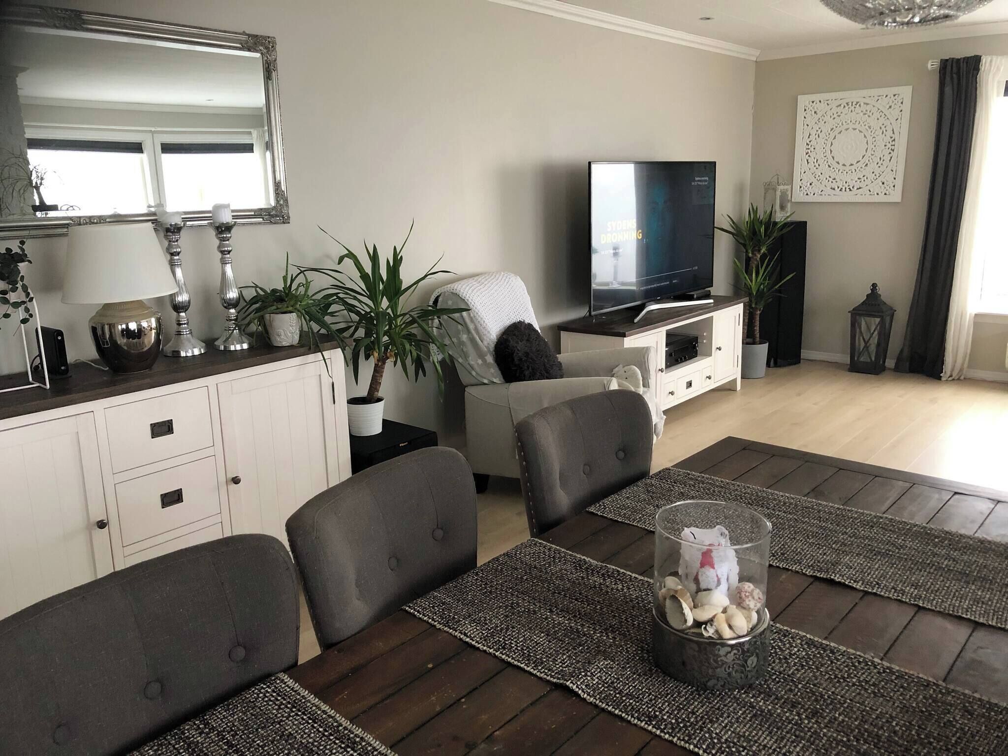 Villa, 4 chambres, piscine privée, vue jardin | Salle de séjour | Livres