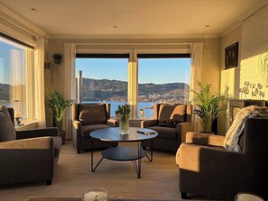 Living room - House With Oceanview, 4 Bedrooms, Close to Bergen (Alver)