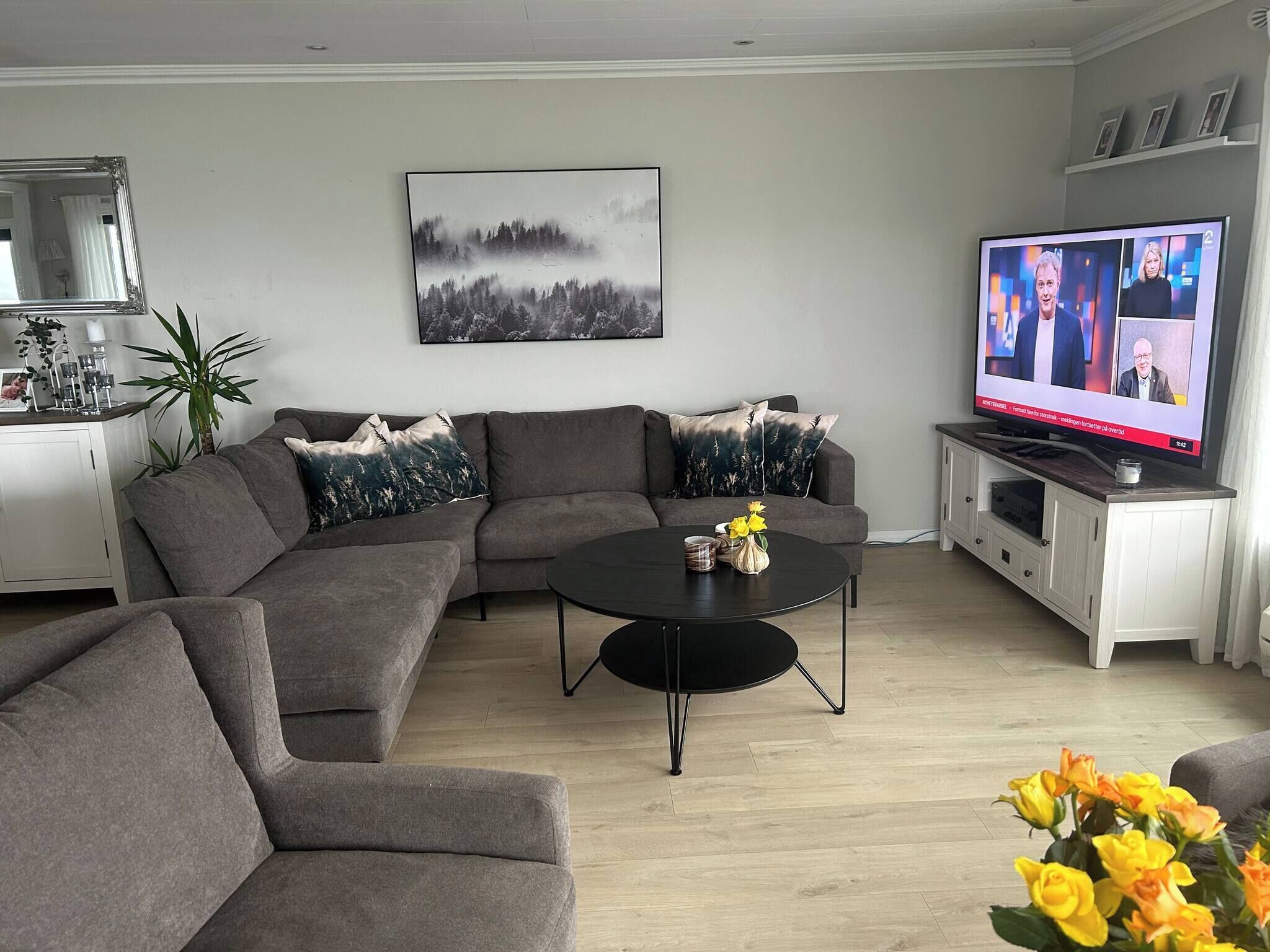 Villa, 4 Bedrooms, Private Pool, Garden View | Living area | Books