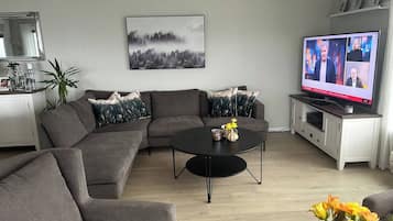 Villa, 4 Bedrooms, Private Pool, Garden View | Living area | Books