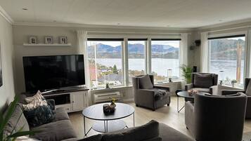 Villa, 4 Bedrooms, Private Pool, Garden View | Living room | Books