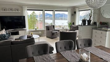 Villa, 4 Bedrooms, Private Pool, Garden View | Living room | Books