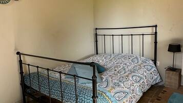 1 dormitorio, tabla de planchar con plancha, wifi y ropa de cama