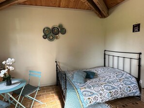 1 slaapkamer, een strijkplank/strijkijzer, wifi, beddengoed