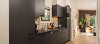 Enjoy a luxurious holiday home for 5 persons in the wooded nature of the Veluwe, complete with modern amenities, air conditioning, and a stylish pergola for optimal comfort. Additionally, you can fully unwind in the delightful private hot tub, perfec