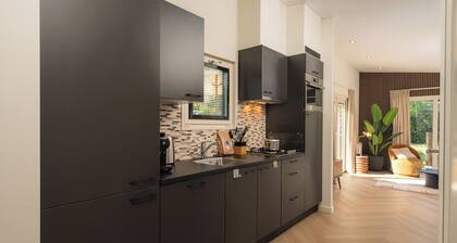 Enjoy a luxurious holiday home for 5 persons in the wooded nature of the Veluwe, complete with modern amenities, air conditioning, and a stylish pergola for optimal comfort. Additionally, you can fully unwind in the delightful private hot tub, perfec