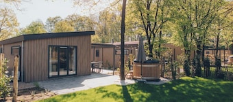 Enjoy a luxurious holiday home for 5 persons in the wooded nature of the Veluwe, complete with modern amenities, air conditioning, and a stylish pergola for optimal comfort. Additionally, you can fully unwind in the delightful private hot tub, perfec