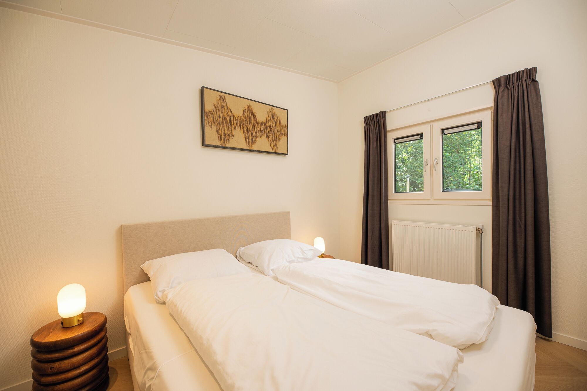 Travel crib, free WiFi, bed sheets