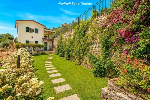 Villetta Scirocco, located in the charming area of ​​Maggiano in La Spezia, is the ideal refuge for those seeking tranquility and comfort in an exclusive setting. This charming residence stands out for its large garden, where a lovely gazebo offers t