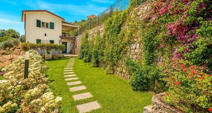 Villetta Scirocco, located in the charming area of ââMaggiano in La Spezia, is the ideal refuge for those seeking tranquility and comfort in an exclusive setting. This charming residence stands out for its large garden, where a lovely gazebo offers t