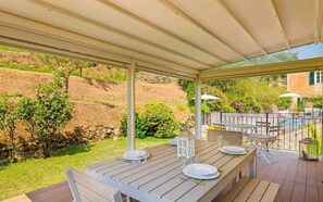 Outdoor dining - Villetta Scirocco, located in the charming area of ​​Maggiano in La Spezia, is the ideal refuge for those seeking tranquility and comfort in an exclusive setting. This charming residence stands out for its large garden, where a lovely gazebo offers t (La Spezia)