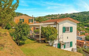 Exterior - Villetta Scirocco, located in the charming area of ​​Maggiano in La Spezia, is the ideal refuge for those seeking tranquility and comfort in an exclusive setting. This charming residence stands out for its large garden, where a lovely gazebo offers t (La Spezia)