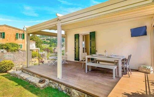 Villetta Scirocco, located in the charming area of ​​Maggiano in La Spezia, is the ideal refuge for those seeking tranquility and comfort in an exclusive setting. This charming residence stands out for its large garden, where a lovely gazebo offers t