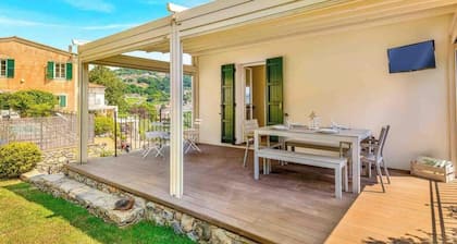 Villetta Scirocco, located in the charming area of Maggiano in La Spezia, is the ideal refuge for those seeking tranquility and comfort in an exclusive setting. This charming residence stands out for its large garden, where a lovely gazebo offers t