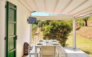 Outdoor dining - Villetta Scirocco, located in the charming area of ​​Maggiano in La Spezia, is the ideal refuge for those seeking tranquility and comfort in an exclusive setting. This charming residence stands out for its large garden, where a lovely gazebo offers t (La Spezia)