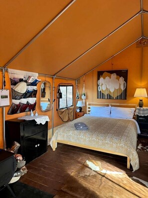 1 bedroom, WiFi, bed sheets - Gorgeous Safari Tent with Incredible Views in Kings Mountain, California (Redwood City)