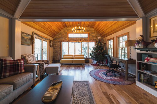 The Craftsman - Handcrafted escape on Pond 2BR 2BA