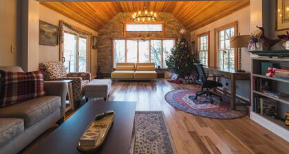 The Craftsman - Handcrafted escape on Pond 2BR 2BA