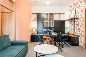 TV - Welcome to Bellini13 in La Spezia, our new holiday home recently renovated and ready to welcome you for an unforgettable stay! The interiors have been renovated with pastel colors that create a relaxing and serene atmosphere and with wallpaper that adds  (La Spezia)