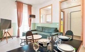 TV - Welcome to Bellini13 in La Spezia, our new holiday home recently renovated and ready to welcome you for an unforgettable stay! The interiors have been renovated with pastel colors that create a relaxing and serene atmosphere and with wallpaper that adds  (La Spezia)