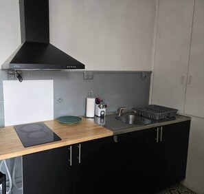 Kylskåp, mikrovågsugn, brödrost och grytor/köksredskap