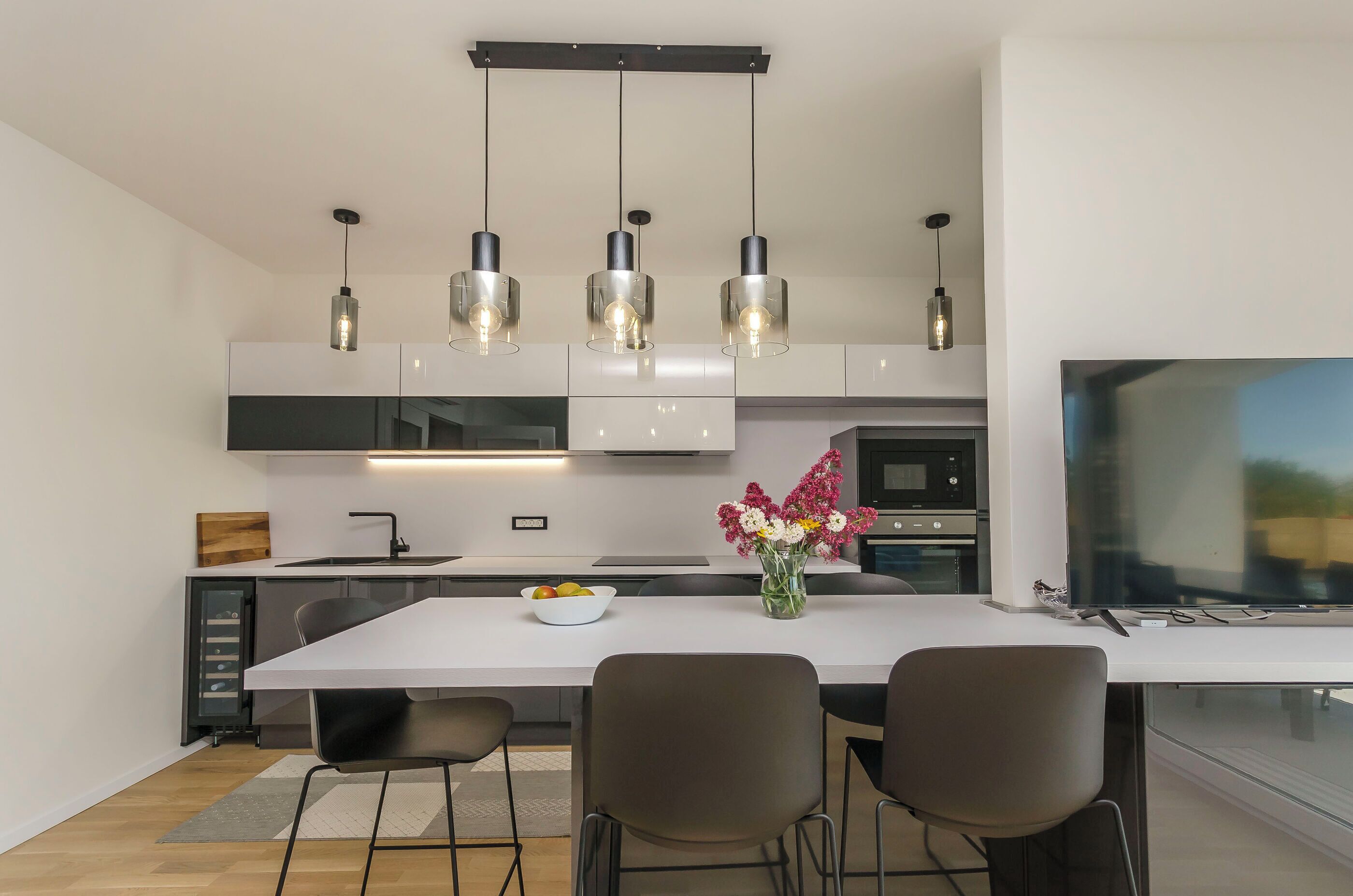 Geladeira, micro-ondas, fogão, cooktop