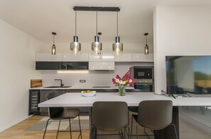 Geladeira, micro-ondas, fogão, cooktop