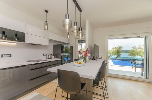 Fridge, microwave, oven, stovetop - Apartment Adriatic With Pool (Vodice)