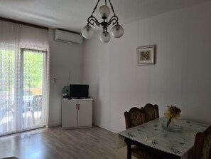 Apartment (A2) | Dining