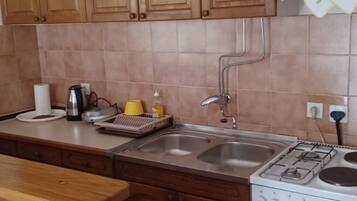 Appartement (A1) | Cuisine privée | Réfrigérateur, four, plaque de cuisson, machine à expresso