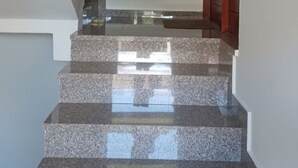 Una escalera con escalones de granito que conduce a una plataforma.