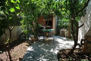 Apartment (A2) | Courtyard - Apartments Brti (Supetar)