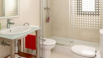 Een douche, een haardroger, een bidet, handdoeken