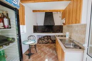 Fridge, oven, stovetop, cookware/dishes/utensils - Apartments Dome (Trogir)