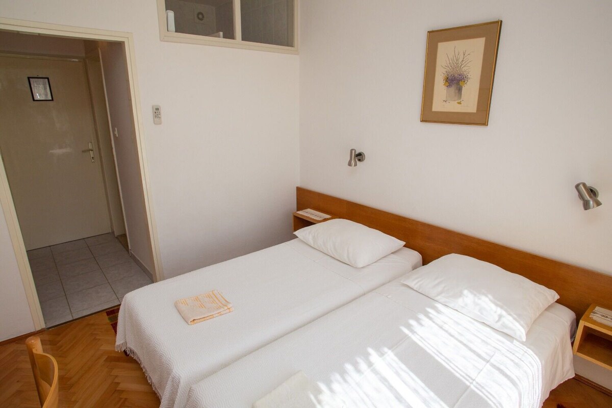 Room (S3) | Interior