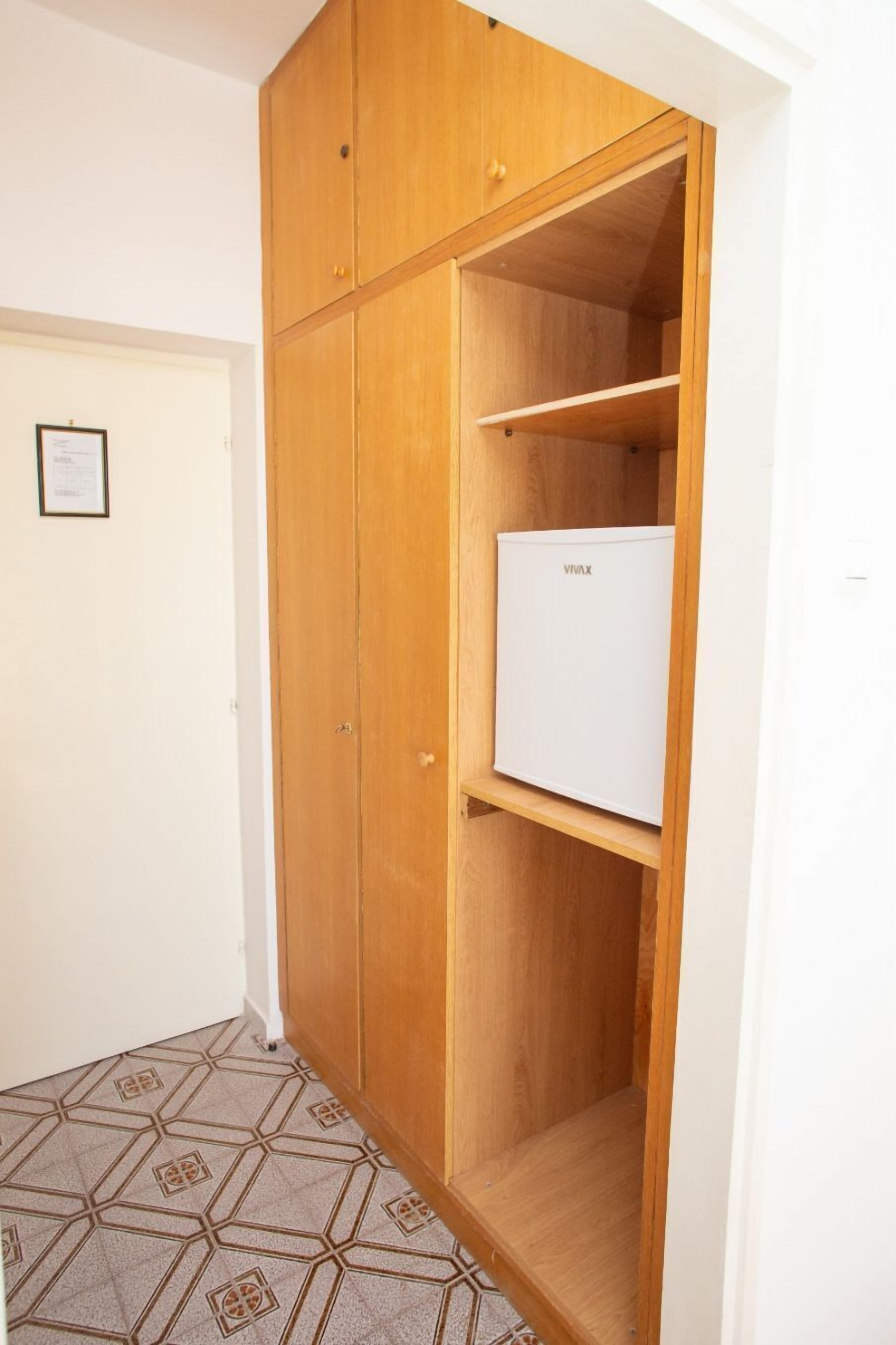 Room (S2) | Interior
