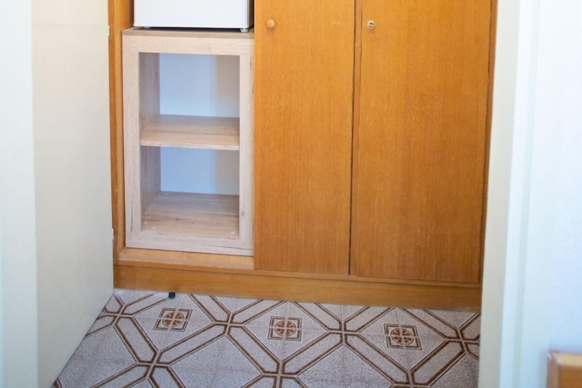 Room (S1) | Interior