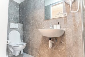 Ducha, artículos de tocador gratuitos, secador de pelo, toallas