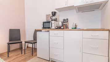 Basic Studio | Private kitchenette | Mini-fridge, microwave, stovetop