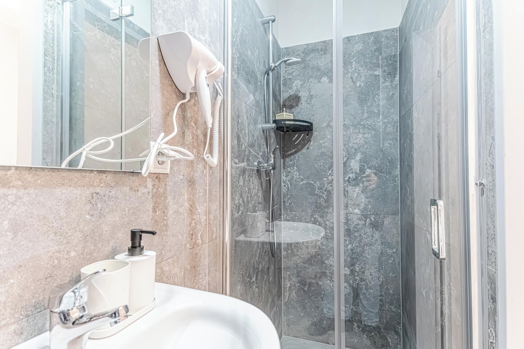 Basic Studio | Bathroom | Shower, free toiletries, hair dryer, towels