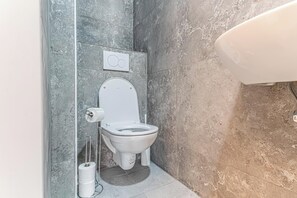 Shower, free toiletries, hair dryer, towels - Comfy Barrier Free Studio Westbahnhof (Vienna)