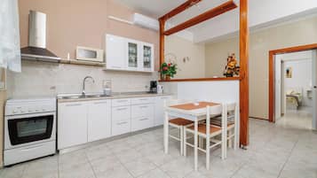Apartment (A1) | Eigene Küche | Espressomaschine, Kühlschrank, Mikrowelle, Ofen