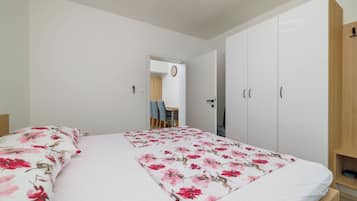 Apartment (A3) | In-room safe, iron/ironing board, free WiFi