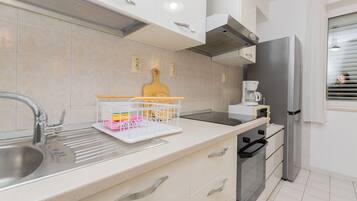 Apartment (A1) | Private kitchen | Fridge, microwave, oven, stovetop