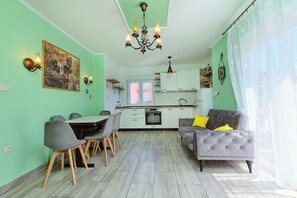 Appartement (A1) | Cuisine privée | Réfrigérateur, four, plaque de cuisson, machine à expresso