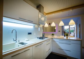Apartamento (A3) | Cozinha privada | Geladeira, micro-ondas, fogão, cooktop