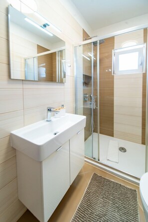 Apartment (A2) | Bathroom | Bathtub - Apartments Spomenka (Rab)