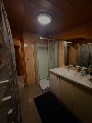 Dusche, Handtücher, Seife, Toilettenpapier
