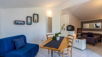Studio (A2) | Living room